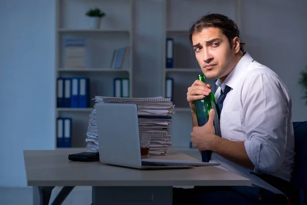 Alkoholsüchtiger Geschäftsmann arbeitet spät im Büro — Stockfoto