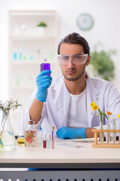 Joven químico masculino en el concepto de síntesis de perfume — Foto de Stock