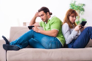 Gadget bağımlılığı konseptinde genç bir çift