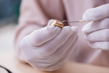 Yaşlı erkek kuyumcu atölyede.