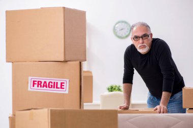 Yaşlı erkek profesyonel nakliyeci evde yer değiştiriyor.