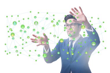 Sosyal ağ konseptinde sanal düğmeye basan adam