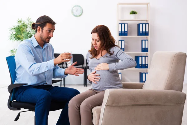 Donna incinta in visita giovane psicologo maschile — Foto Stock