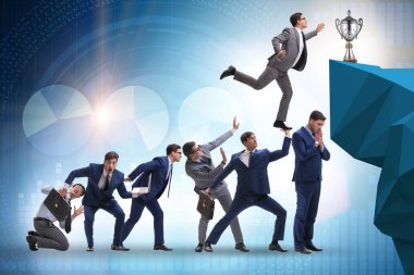 Kariyer gelişimi konsepti iş adamlarının merdivenlere tırmanması