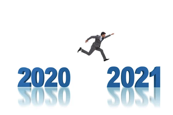 Бізнесмен стрибає з 2020 по 2021 рік — стокове фото