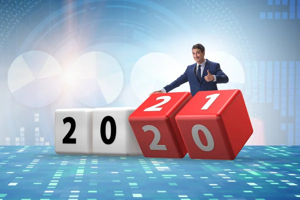 Empresario pasando el año de 2020 a 2021 —  Fotos de Stock