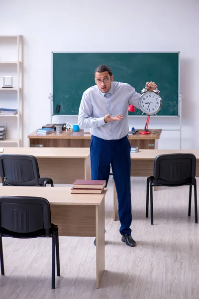 Joven profesor masculino delante de la pizarra verde —  Fotos de Stock