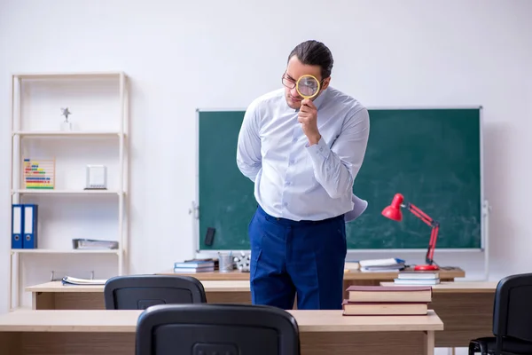 Joven profesor masculino delante de la pizarra verde — Foto de Stock