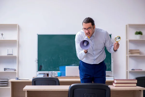 Joven profesor masculino delante de la pizarra verde —  Fotos de Stock