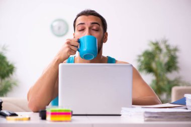 Salgın sırasında evden çalışan genç bir adam.