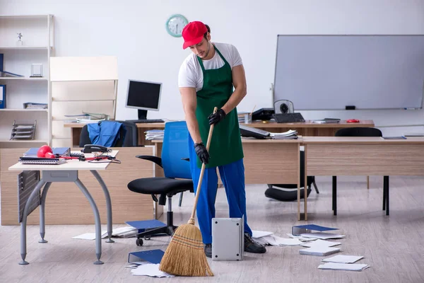 Joven contratista masculino limpiando la oficina — Foto de Stock