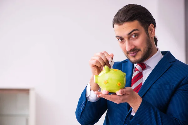 Hezký muž realitní makléř pracuje uvnitř — Stock fotografie