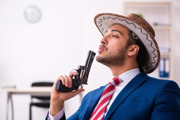 Jeune homme d'affaires cow-boy travaillant dans le bureau — Photo