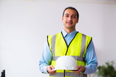 Ofiste çalışan genç erkek mimar.