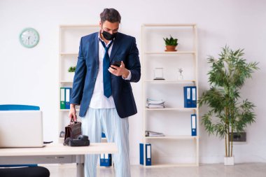 İş yerindeki salgın sırasında genç erkek çalışan