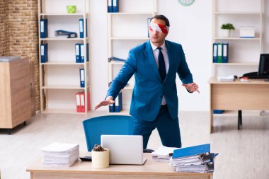 Ofiste çalışan gözleri bağlı bir erkek.