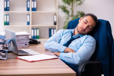 Ofiste çalışan genç bir iş adamı.