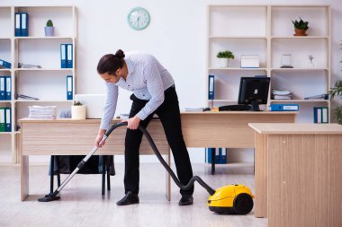 Salgın sırasında genç erkek çalışan temizlik ofisi