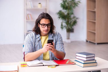 Genç erkek öğrenci sınavlara hazırlanıyor.