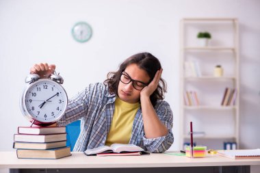 Genç erkek öğrenci sınavlara hazırlanıyor.