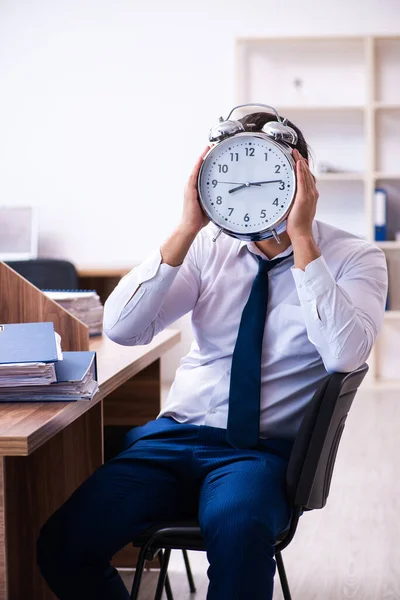 Jovem funcionário masculino infeliz com excesso de trabalho no escritório — Fotografia de Stock