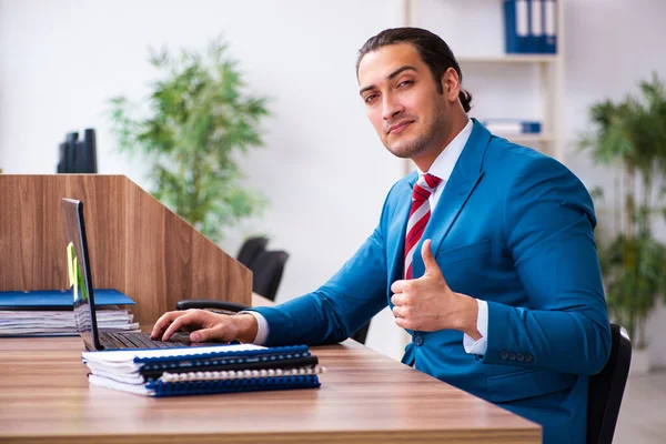 Jonge mannelijke werknemer werkzaam in het kantoor — Stockfoto