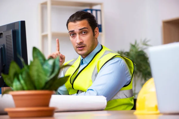 Junger männlicher Architekt arbeitet im Büro — Stockfoto