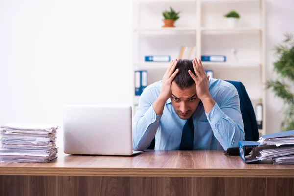 Young male businessman employee working in the office — Stock Photo, Image