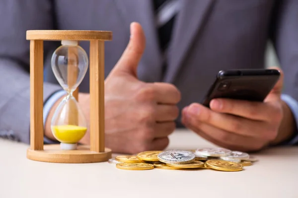 Jovem ganhando dinheiro via Internet no conceito de gerenciamento de tempo — Fotografia de Stock