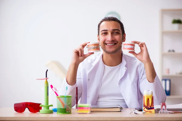 Junger Zahnarzt arbeitet in der Klinik — Stockfoto