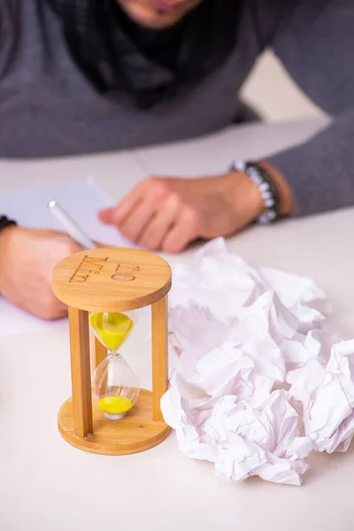 Jonge mannelijke schrijver in time management concept — Stockfoto