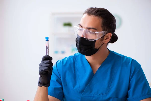 Jovem bioquímico masculino testando amostras de sangue — Fotografia de Stock