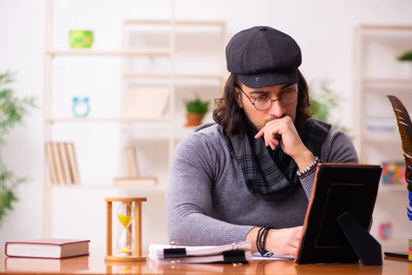 Giovane scrittore maschile nel concetto di gestione del tempo — Foto Stock