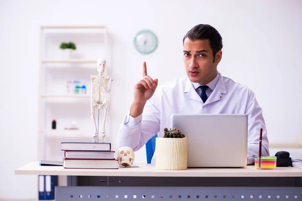 Jonge mannelijke arts werkzaam in de kliniek — Stockfoto