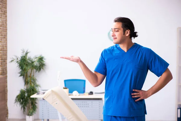 Jeune homme médecin travaillant à la clinique — Photo