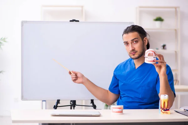 Jonge mannelijke arts leraar tandarts in de voorkant van whiteboard — Stockfoto