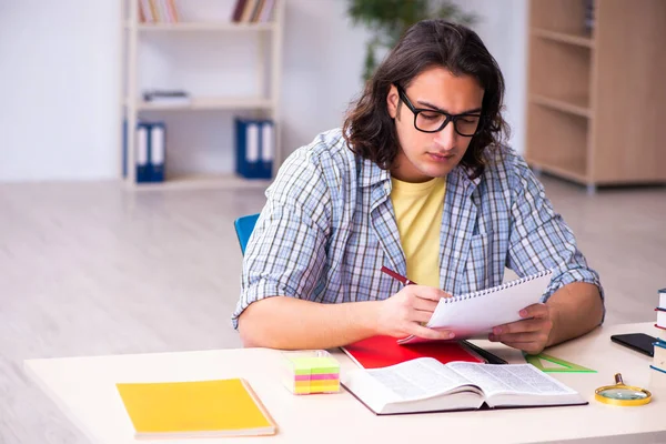 Jeune étudiant masculin se préparant aux examens — Photo