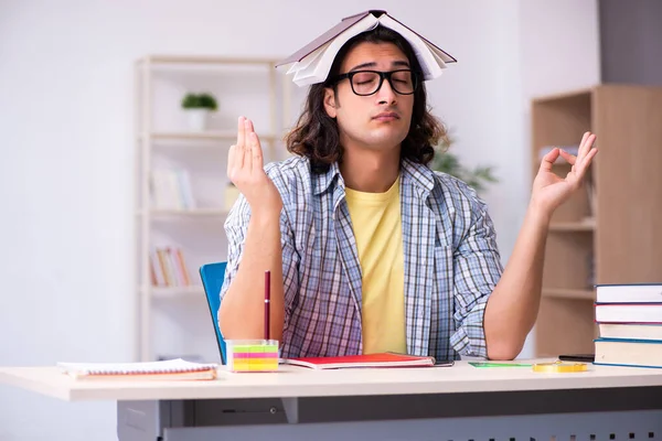 Joven estudiante masculino preparándose para los exámenes — Foto de Stock