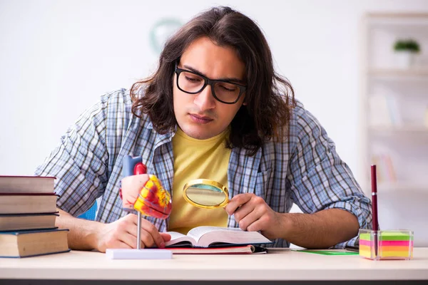 Jovem estudante do sexo masculino se preparando para exames — Fotografia de Stock