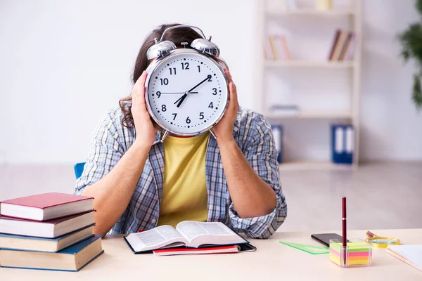 Joven estudiante masculino preparándose para los exámenes — Foto de Stock