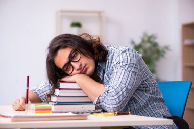 Genç erkek öğrenci sınavlara hazırlanıyor.