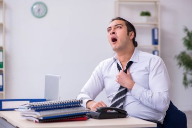 Hasta erkek çalışan işyerinde acı çekiyor.