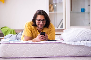 Evde sınava hazırlanan genç bir erkek öğrenci.