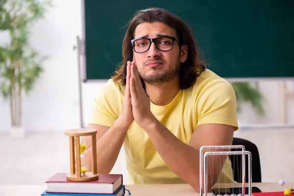 Giovane fisico studente maschio si prepara per gli esami in classe — Foto Stock