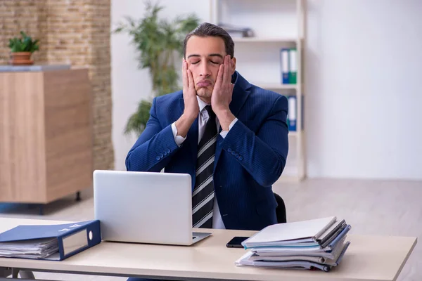 Sjuk manlig anställd som lider på arbetsplatsen — Stockfoto