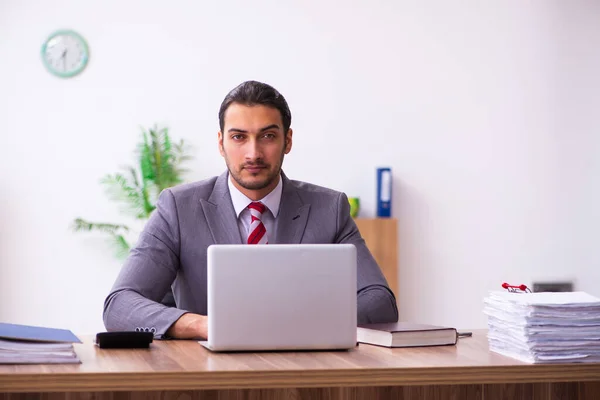 Joven empleado masculino que trabaja en la oficina — Foto de Stock