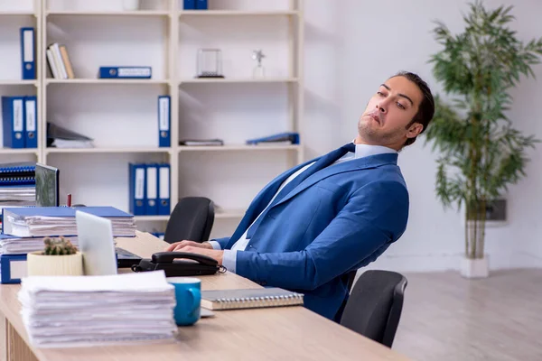 Empresário que trabalha no escritório — Fotografia de Stock