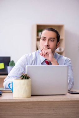 Zaman yönetimi konseptinde genç erkek çalışan