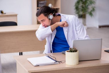 Teletıp konseptinde genç bir doktor.
