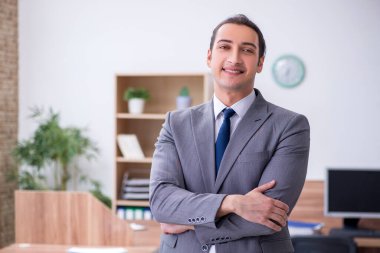 Ofiste çalışan genç bir erkek.